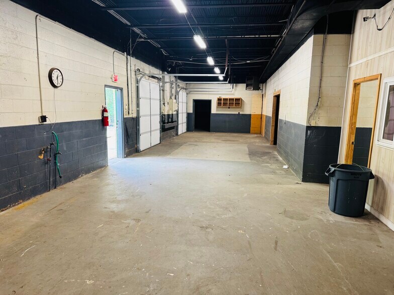 More Photos Of 163 Asten Rd, Clinton Warehouse For Lease