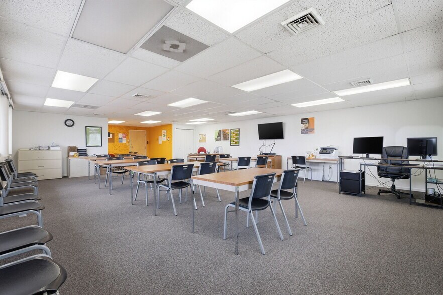 More Photos Of 160 Oak St, Glastonbury Office For Sale