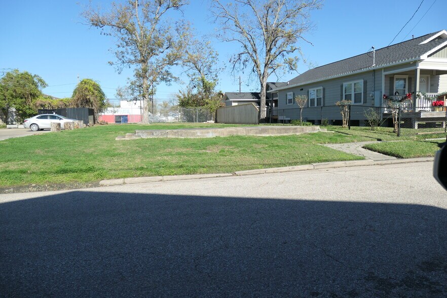 More Photos Of 6802 Navigation Blvd, Houston General Retail For Sale