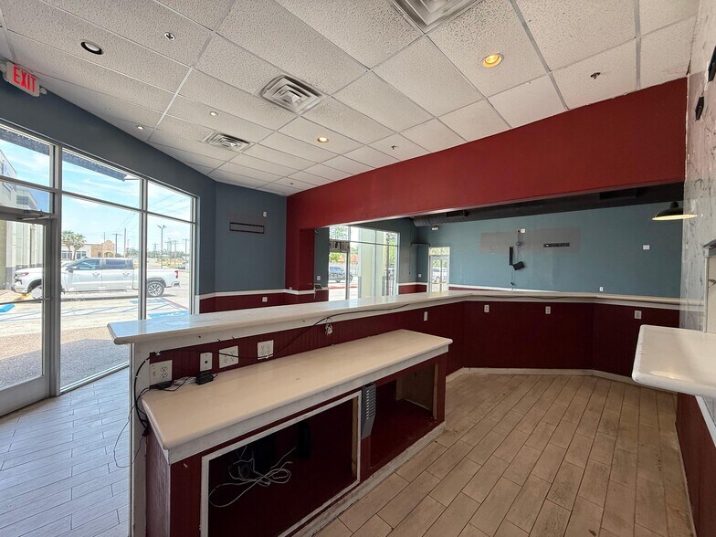 More Photos Of 8602 McPherson Rd, Laredo Storefront For Lease