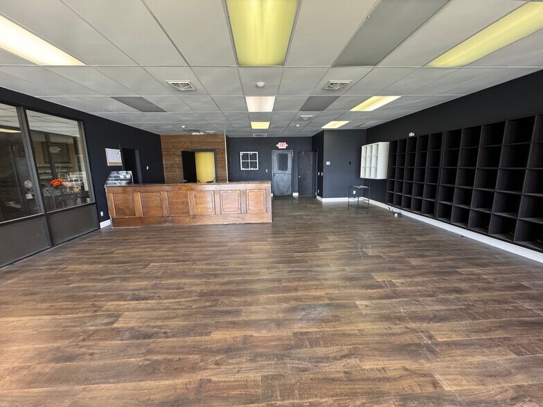 More Photos Of 880 E Main Rd, Portsmouth General Retail For Lease
