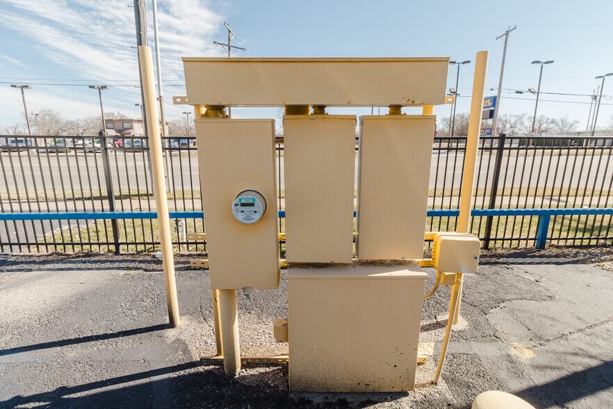 More Photos Of 3101 S Broadway St, Wichita Freestanding For Sale