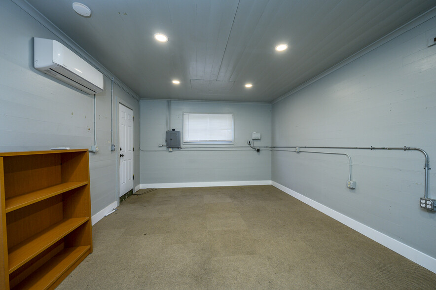 More Photos Of 636 NE Baker St, Mcminnville Freestanding For Sale