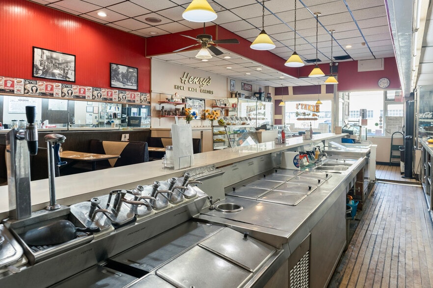 More Photos Of 8 Glen St, Glen Cove Storefront For Lease