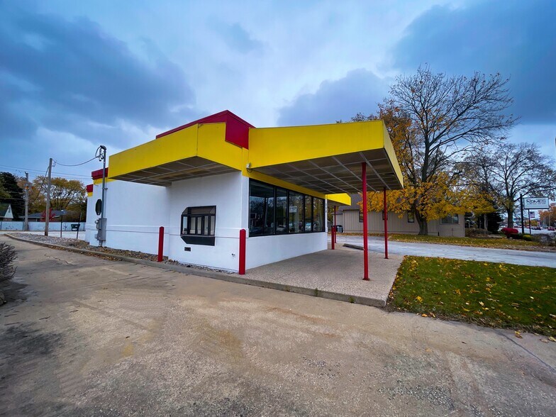 More Photos Of 530 S Main St, Bourbonnais Showroom For Sale