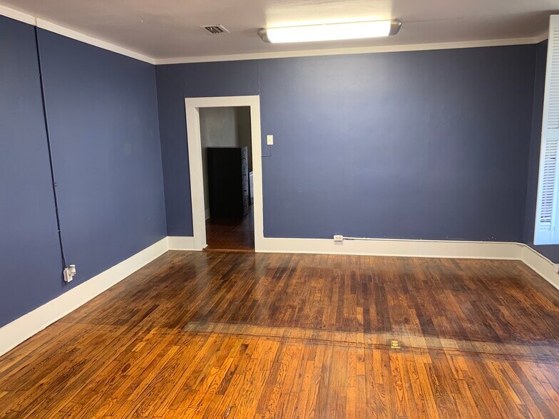 More Photos Of 903 N Elm St, Denton Office For Lease