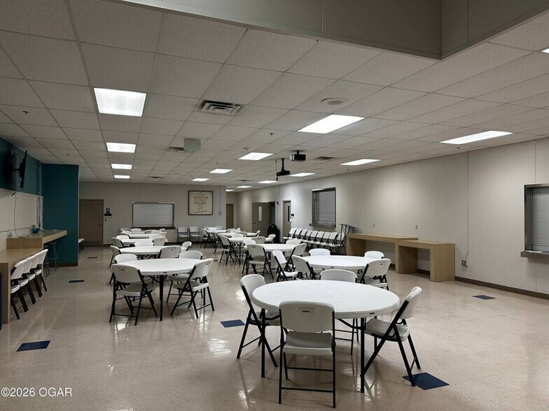 More Photos Of 400-500 Grand Ave, Joplin Office For Lease