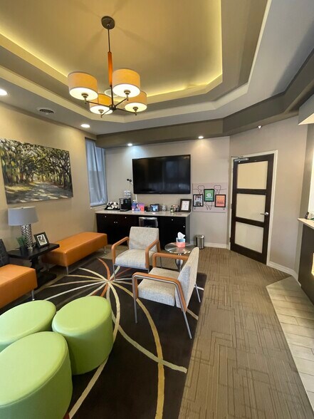 More Photos Of 10212-10214 Sawmill Pky, Powell Office For Sale