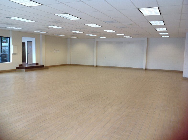 More Photos Of 4550 S Broadway, Englewood Showroom For Lease