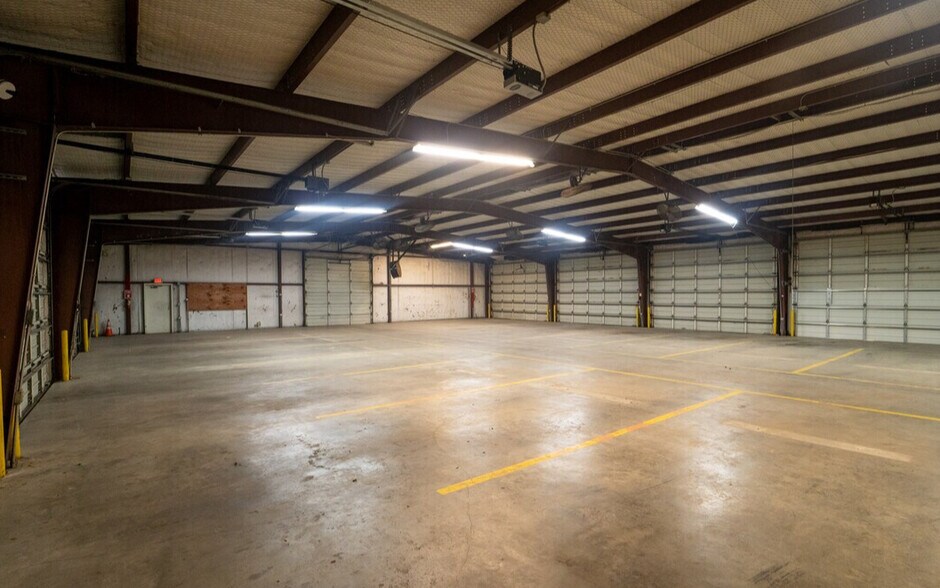 More Photos Of 1404 E Rio Grande St, Victoria Warehouse For Sale