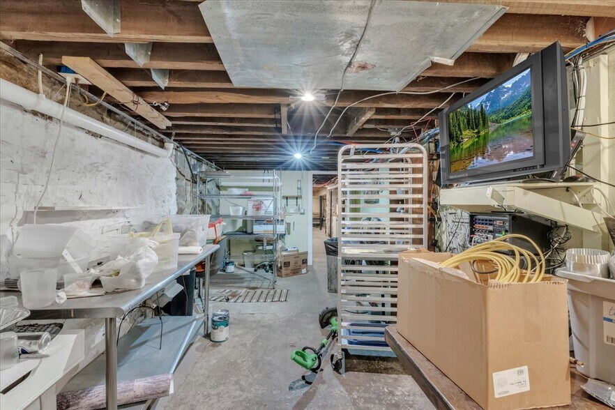 More Photos Of 24 Monroe St, Ellicottville Bar For Sale