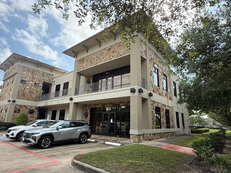 More Photos Of 10355 Centrepark Dr, Houston Office For Lease