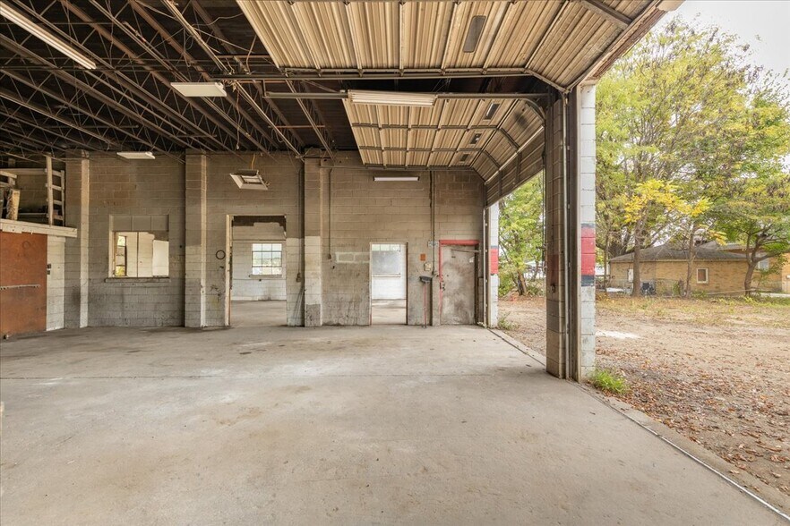 More Photos Of 1341 S School Ave, Fayetteville Auto Repair For Sale