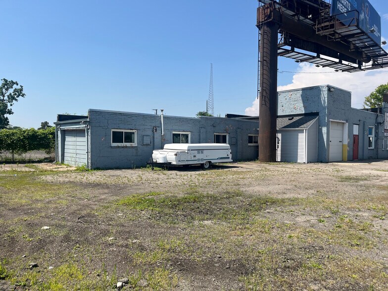 More Photos Of 27206 Groesbeck Hwy, Roseville Industrial For Sale