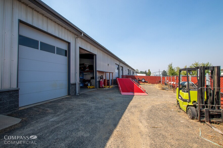 More Photos Of 675 NE Hemlock Ave, Redmond Warehouse For Lease