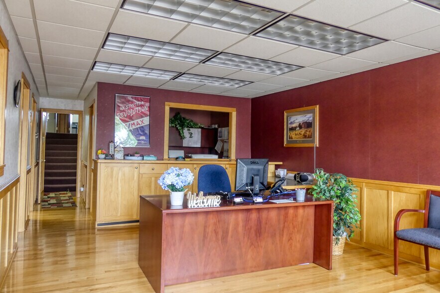 More Photos Of 208 N Cascade St, Osceola Storefront For Sale