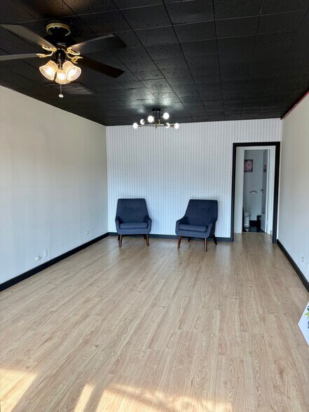 More Photos Of 381 N York Rd, Elmhurst Storefront Retail Office For Lease