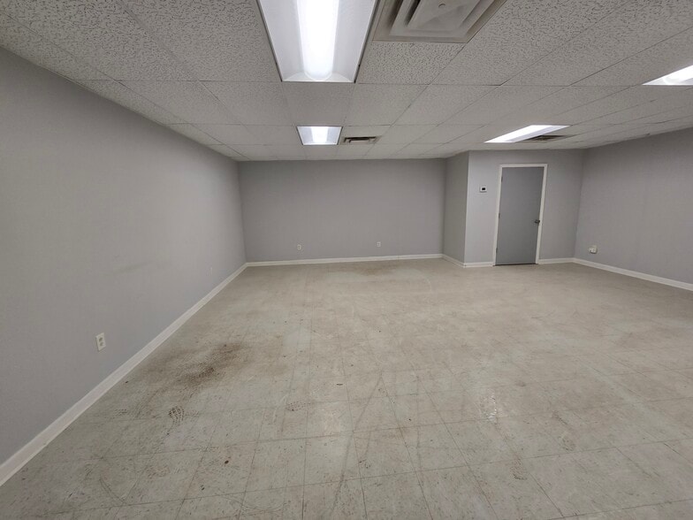 More Photos Of 14 Park Dr, Franklin Warehouse For Lease