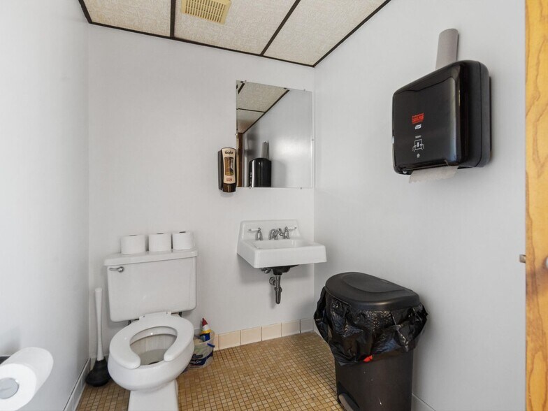 More Photos Of 1308 Washington St, Two Rivers Office Residential For Sale