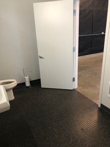 More Photos Of 1762 Airport Way S, Seattle Showroom For Sale