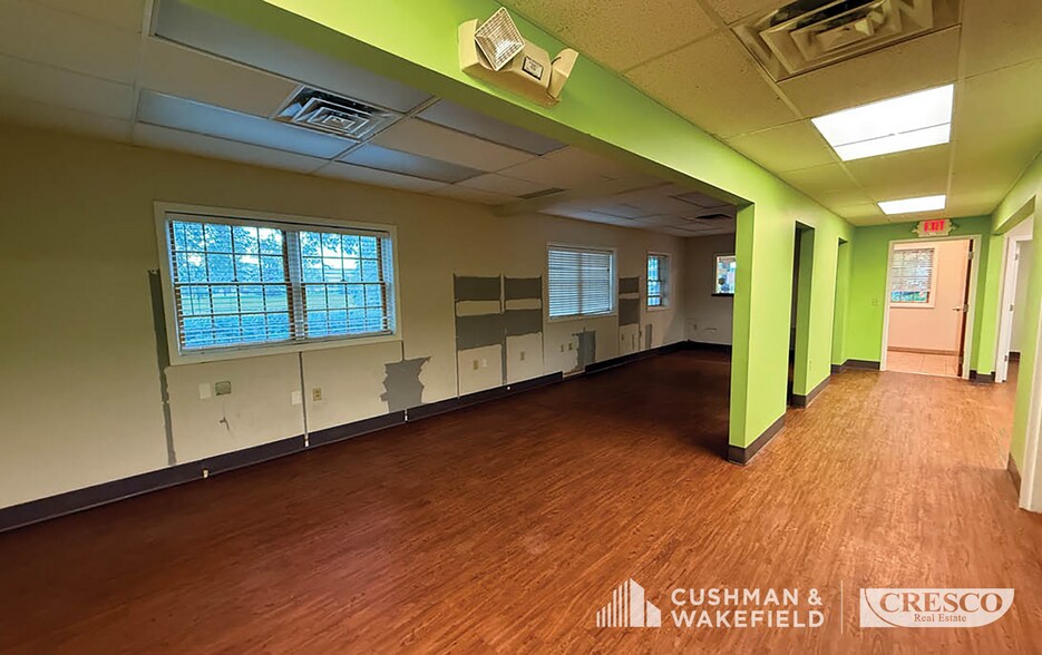 More Photos Of 842 Abbe Rd, Sheffield Village Light Distribution For Lease