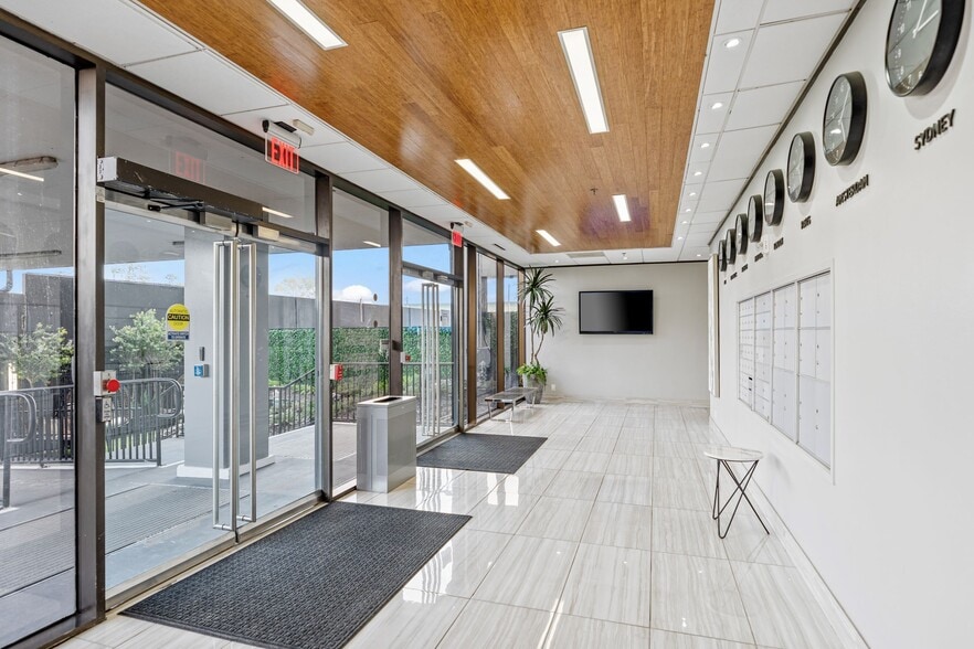More Photos Of 2550 N Loop Fwy W, Houston Office For Lease