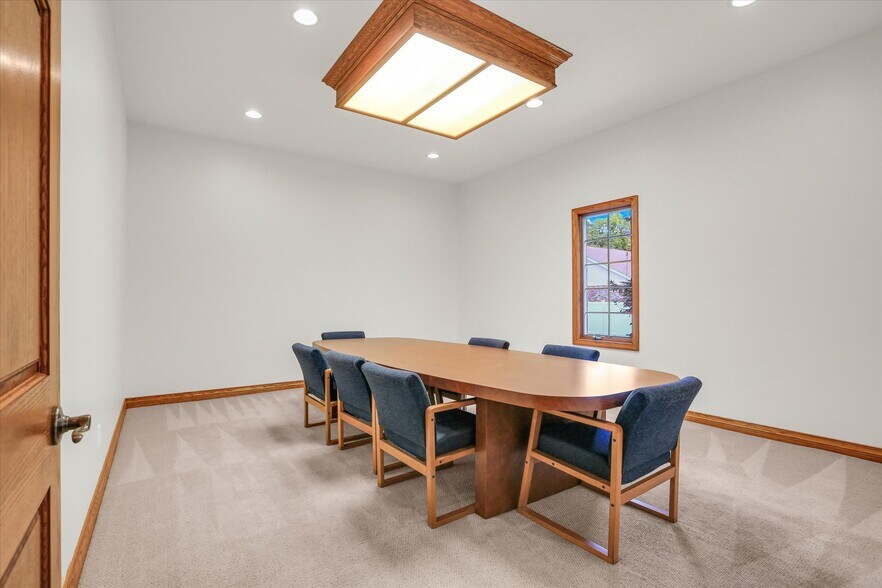 More Photos Of 606 W Oak St, Fairbury Office For Sale