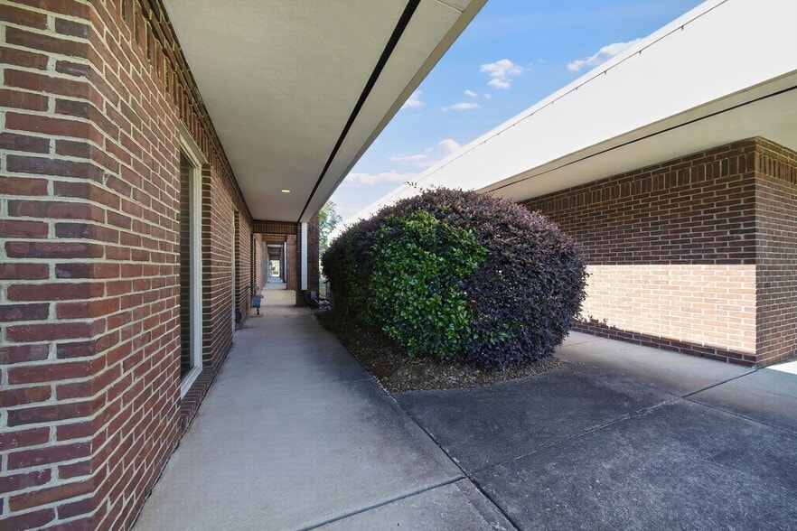 More Photos Of 500 18th St, Columbus Medical For Lease