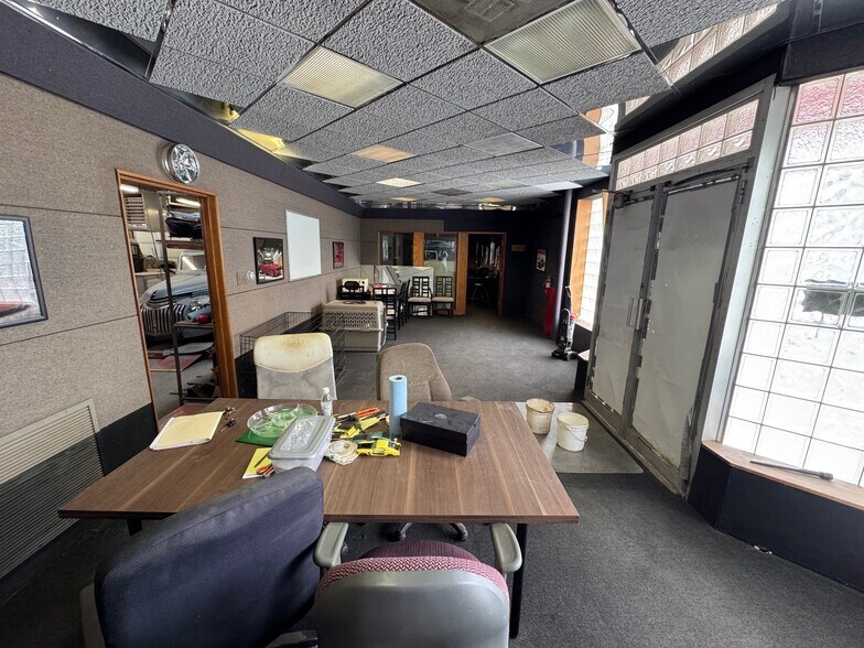 More Photos Of 4500-4508 E 27th St, Kansas City Service For Lease