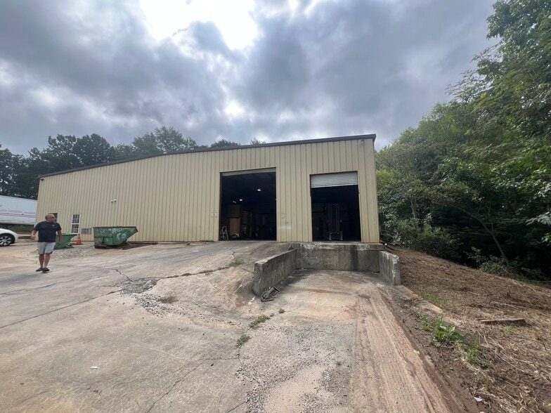 More Photos Of 2012 Last St, Statham Warehouse For Lease