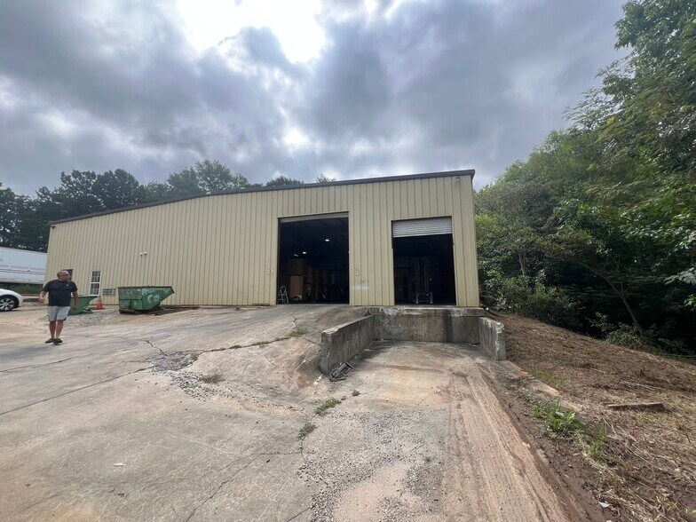 More Photos Of 2012 Last St, Statham Warehouse For Sale