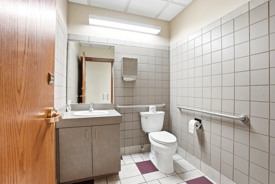 More Photos Of 801 N 39th Ave, Yakima Office For Sale