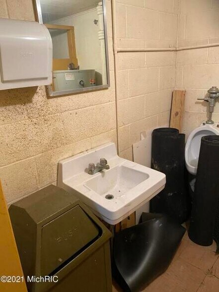 More Photos Of 113 Cypress St, Manistee Freestanding For Lease