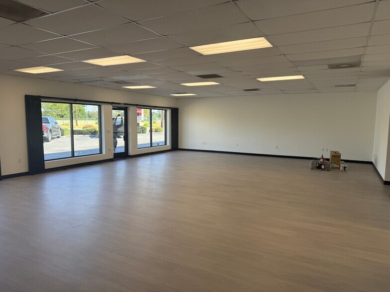 More Photos Of 8841-8863 Canoga Ave, Canoga Park Distribution For Lease