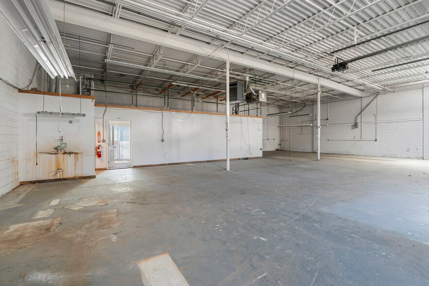 More Photos Of 700-710 Hamel Rd, Hamel Warehouse For Sale