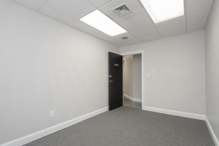 More Photos Of 939-941 E Columbus Ave, Springfield Office For Sale