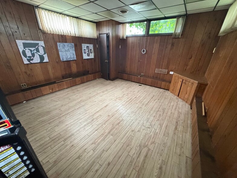 More Photos Of 177 Oakwood Ave, Orange Showroom For Lease