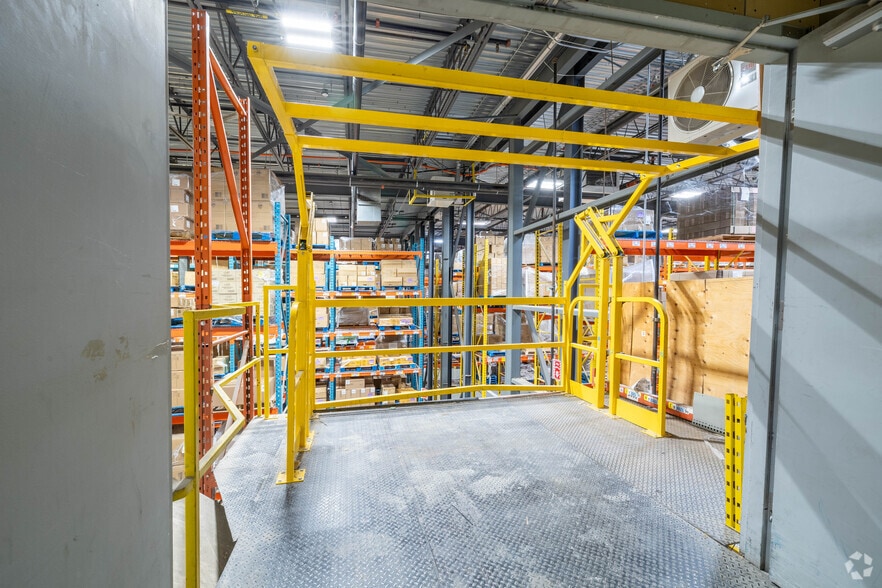 More Photos Of 10400 Renaude-Lapointe, Montréal Distribution For Sale