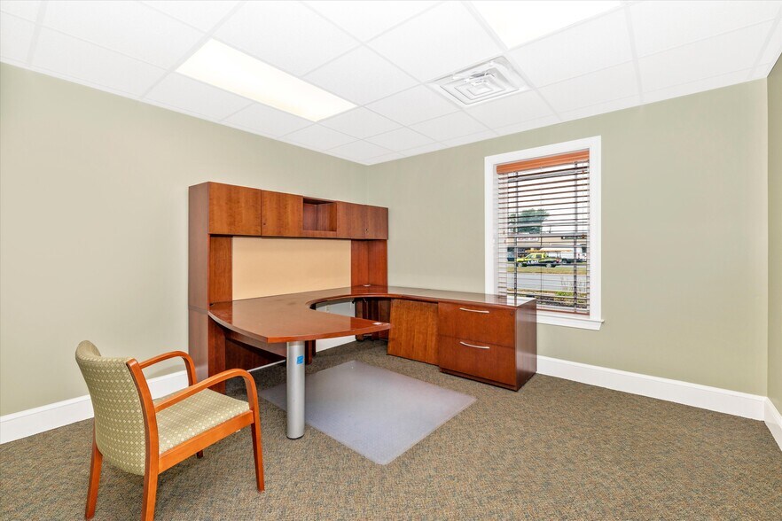 More Photos Of 925 N East St, Frederick Bank For Lease