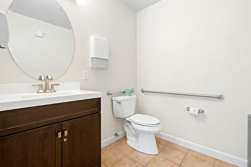 More Photos Of 612 N Lakeshore Dr, Ludington Hotel For Sale