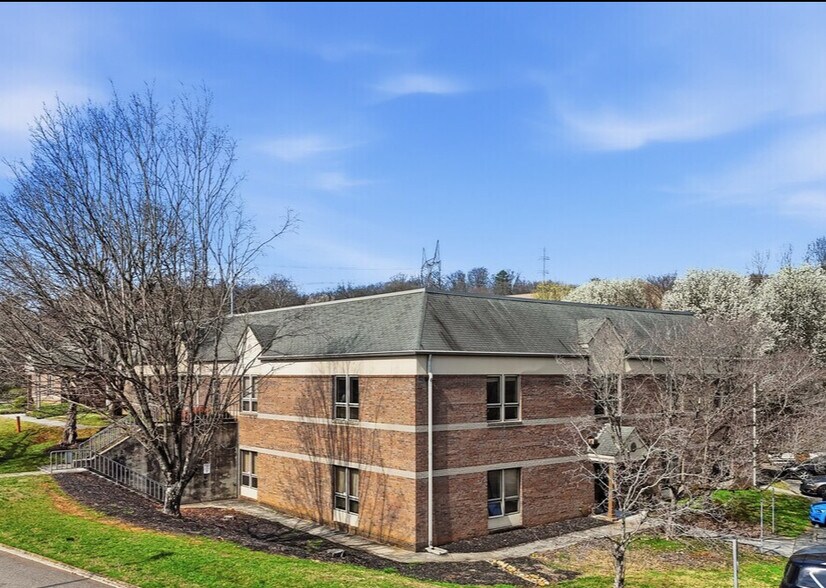 More Photos Of 3001 Lake Brook Blvd, Knoxville Office For Sale