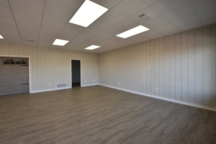 More Photos Of 1429 W US Highway 40, Greenfield Showroom For Lease
