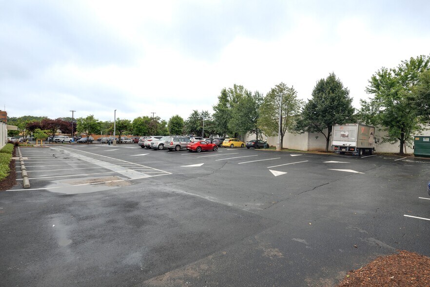 More Photos Of 8500-8502 Lee Hwy, Fairfax Storefront For Lease