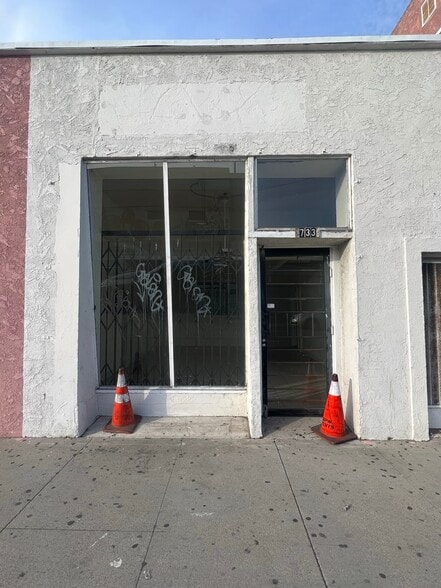 More Photos Of 727-739 W Pacific Coast Hwy, Long Beach Storefront Retail Residential For Lease