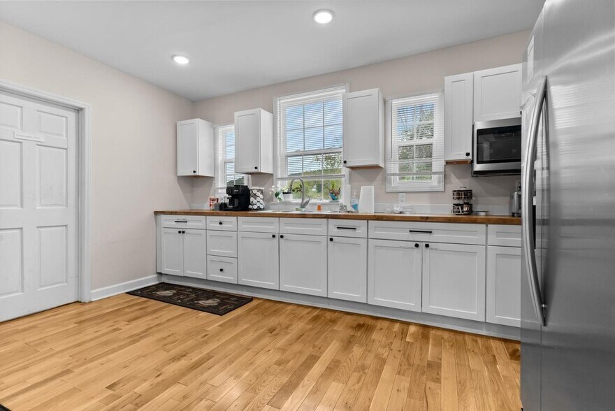 More Photos Of 509 W Main St, Fries Hotel For Sale