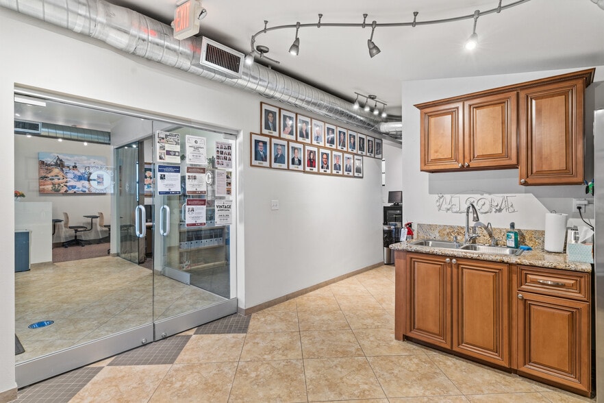 More Photos Of 717 S 8th St, Las Vegas Office For Sale