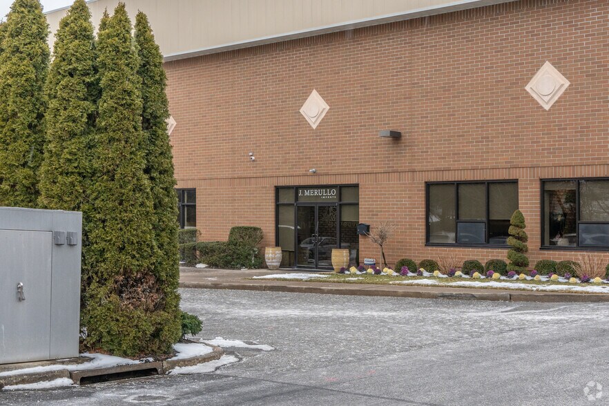 More Photos Of 90 Gordon Dr, Syosset Warehouse For Lease