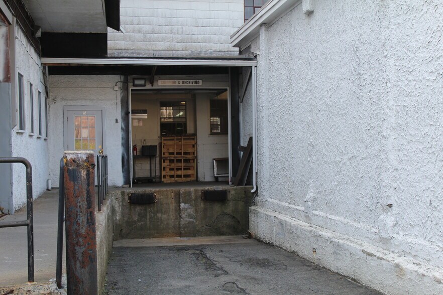 More Photos Of 16-18 Proctor St, Salem Warehouse For Lease