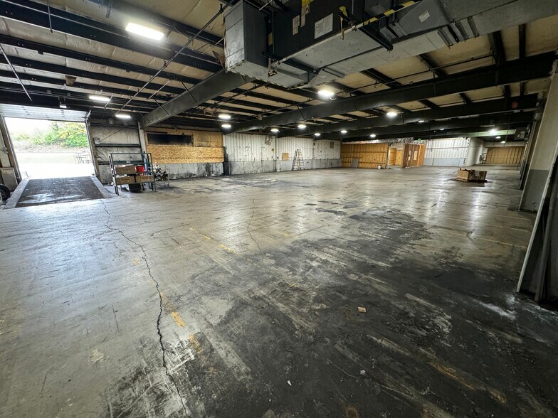 More Photos Of 6704 Pingree Rd, Crystal Lake Manufacturing For Lease