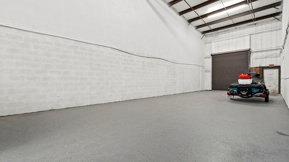 More Photos Of 12165 Metro Pky, Fort Myers Light Manufacturing For Lease